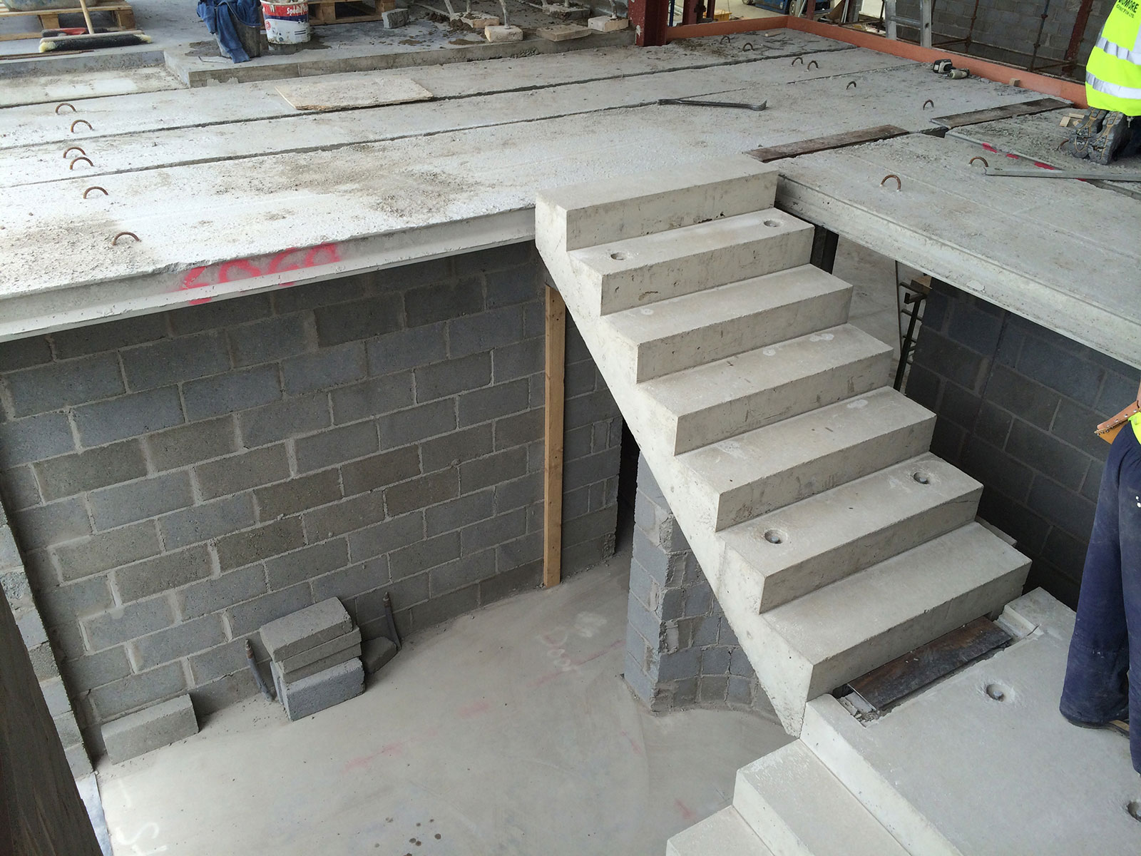 монтаж лестницы из бетонных ступеней